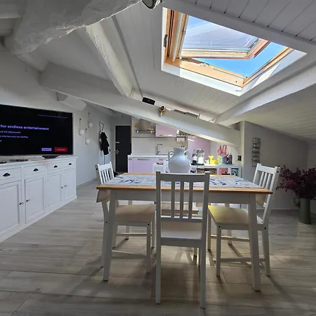 アパート Mansarda A Pochi Passi Dal Mare ヴィアレッジョ